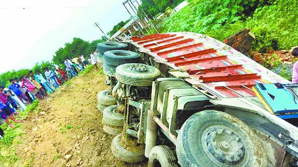 Baghpat news, six members injured in truck accident in uttar pradesh