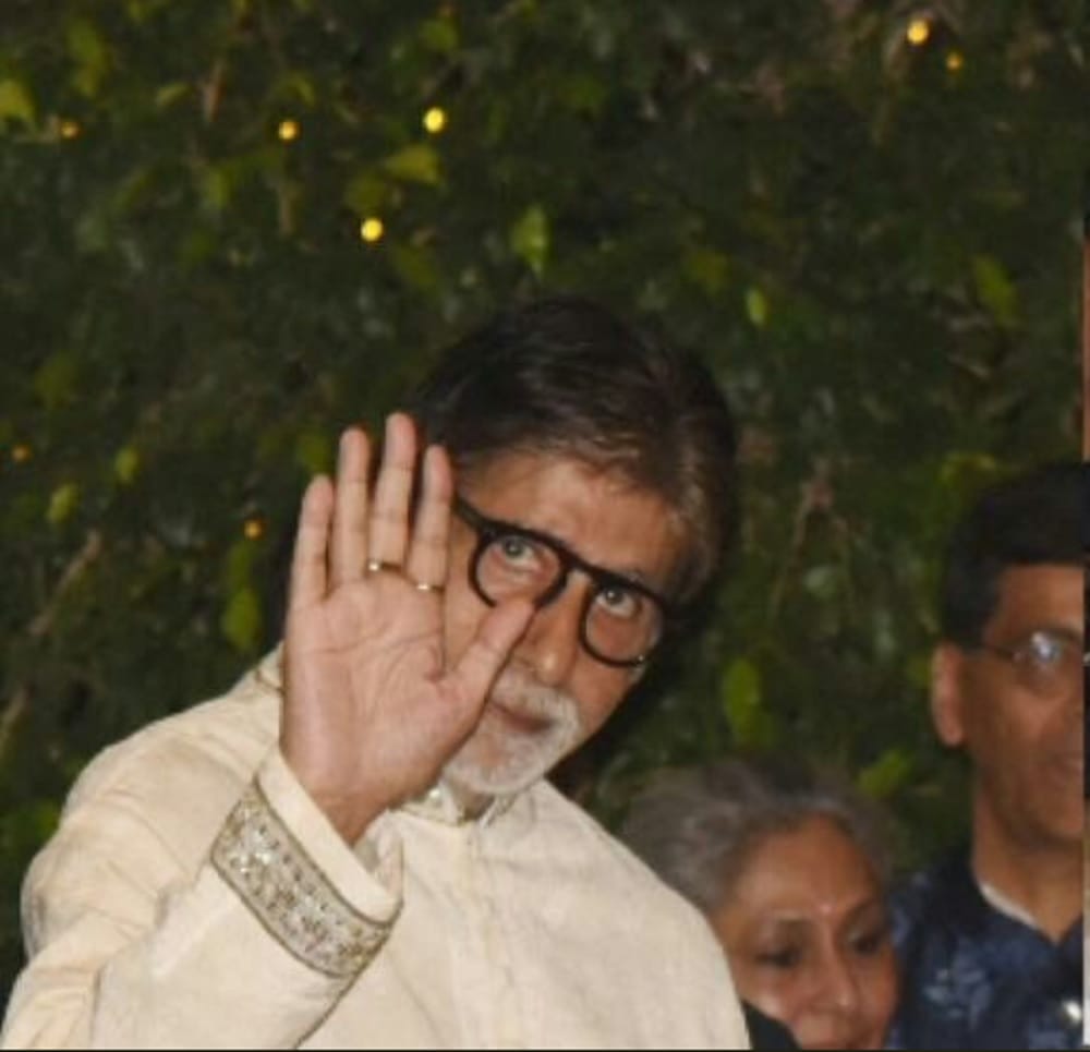 #MumbaiRains: Water logging outside Amitabh bachchan's house Jalsa, Sophie Choudhry escapes