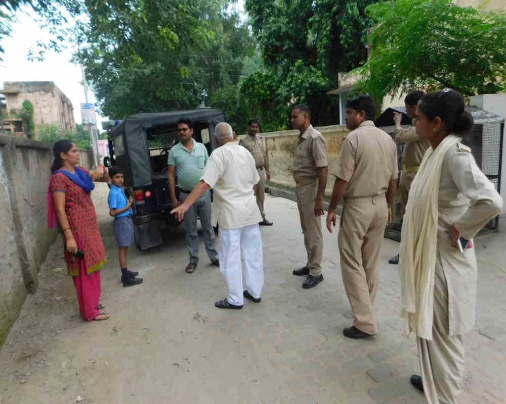 brave woman in mainpuri saved her child from goons 