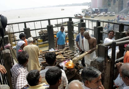 Varanasi Last rites of martyr sub inspector JP Singh Manikarnika Ghat 