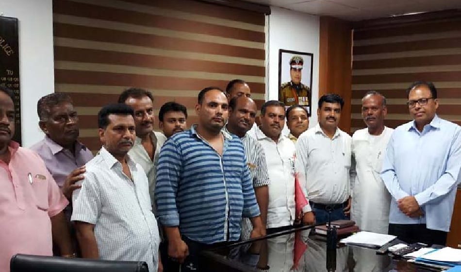 delhi businessman bravely faces miscreants rushed to loot showroom