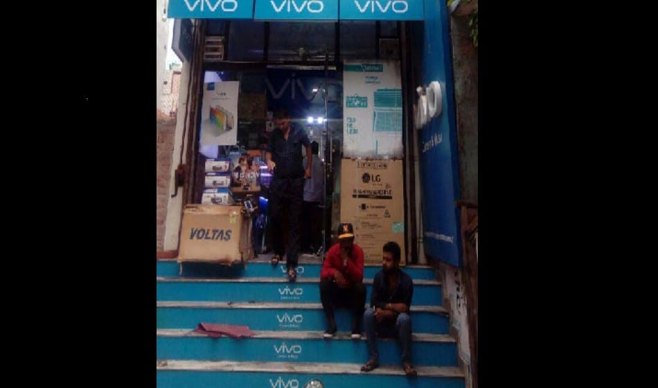 delhi businessman bravely faces miscreants rushed to loot showroom