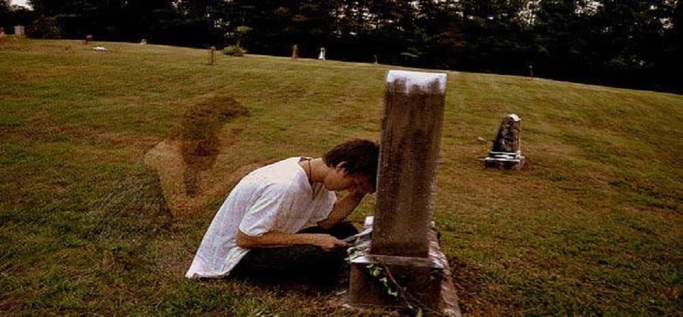 Lover from mosco pulled girlfreinds body from the grave after Five years