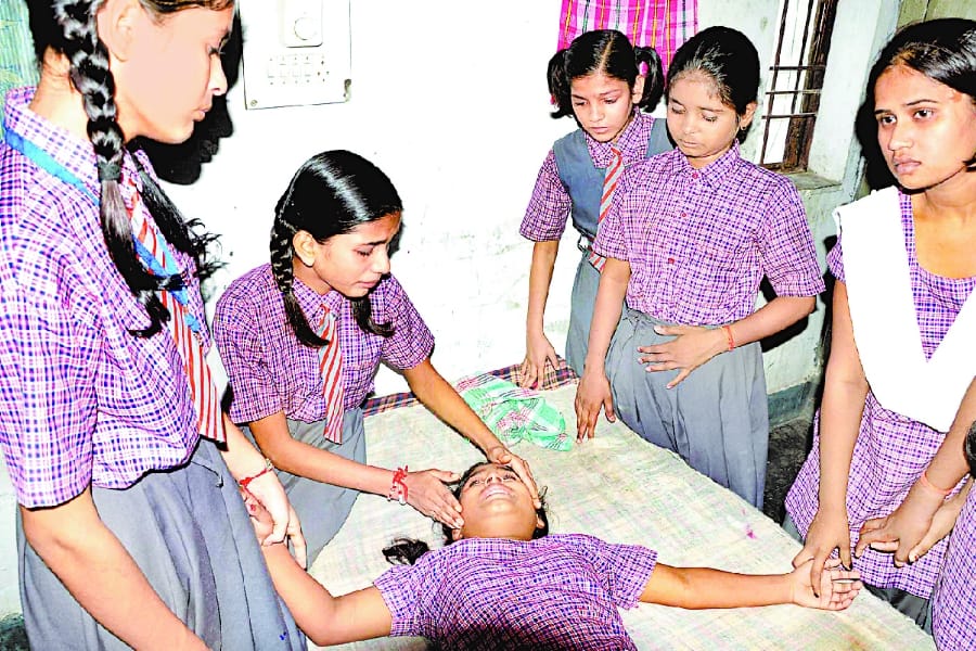ill students found in a school in sitapur.