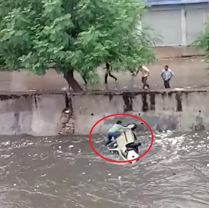 Aayush was released seven days ago in the drain, today found dead body
