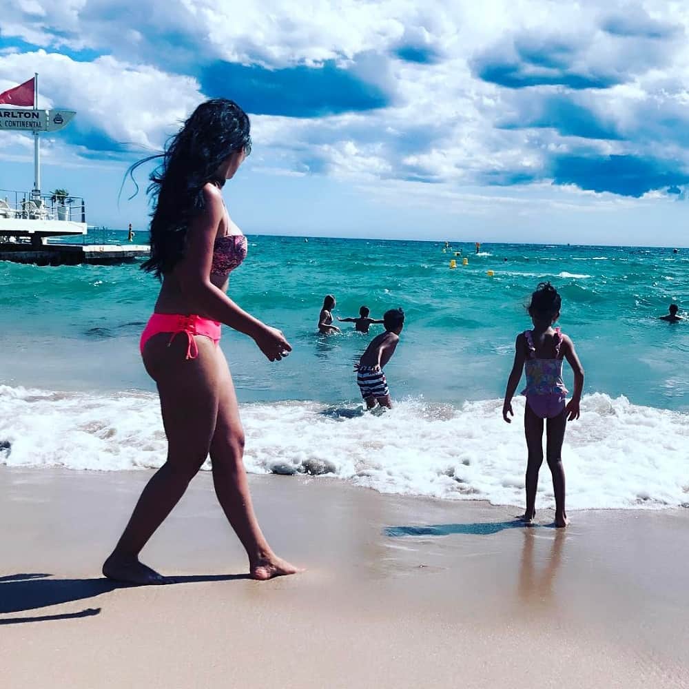 sanjay dutt angry over the bikini photos of maanayata dutt