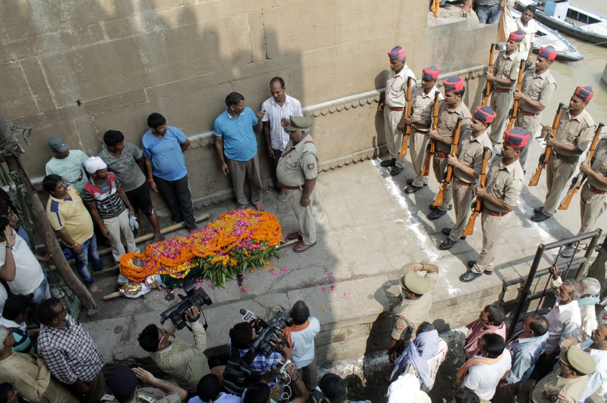 Varanasi Last rites of martyr sub inspector JP Singh Manikarnika Ghat 