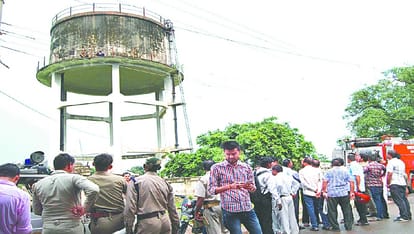 Woman on the water tank with father-in-law for justice