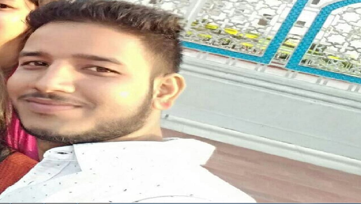 Police man threw the young man away from train in jhansi