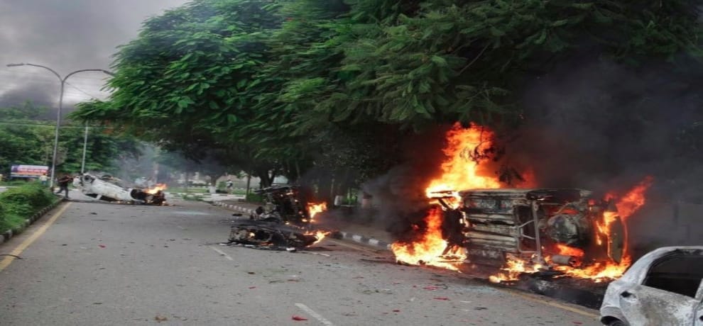 dera sacha sauda chief gurmeet ram rahim conviction in sadhvi rape case leads violence at panchkula