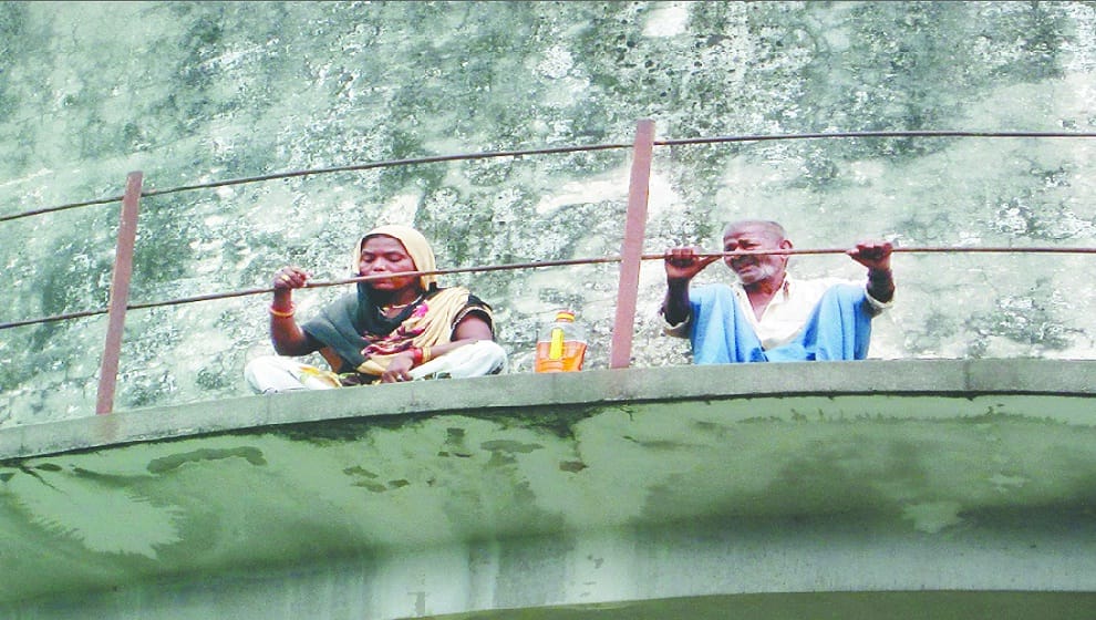 Woman on the water tank with father-in-law for justice