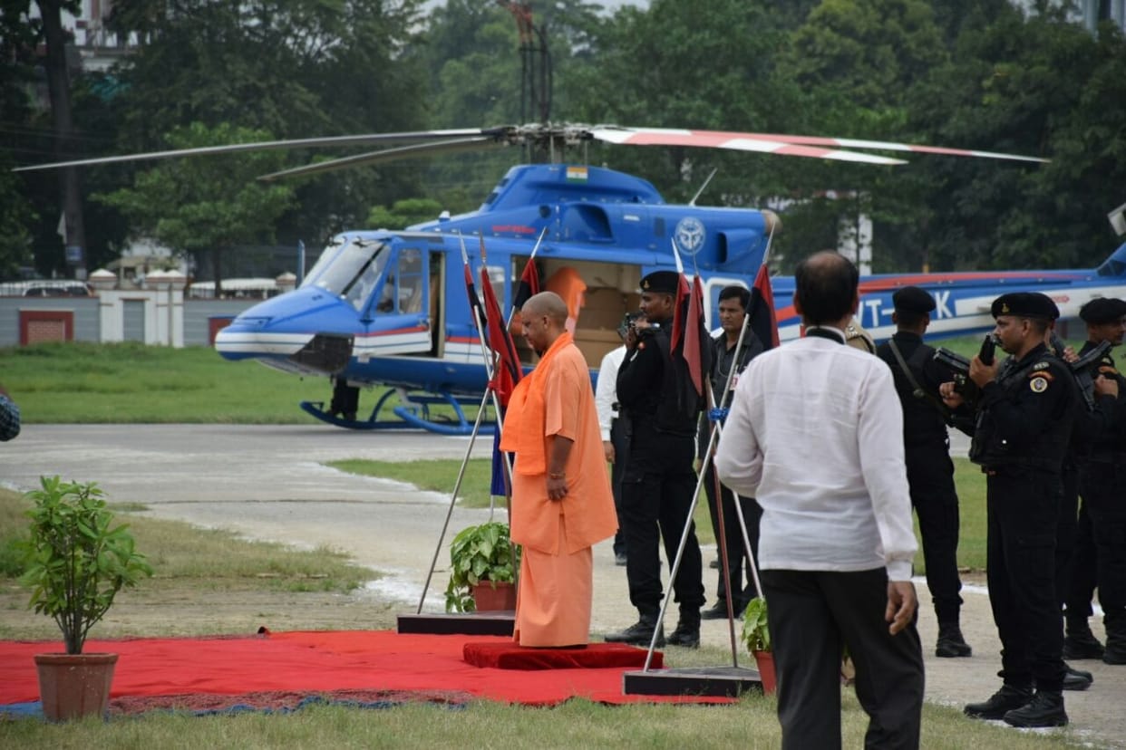 CM Yogi reached Varanasi, supporters of Jai Shriram slogans