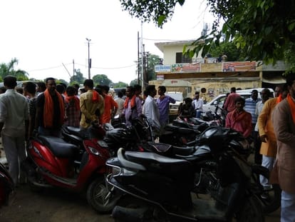 CM Yogi reached Varanasi, supporters of Jai Shriram slogans
