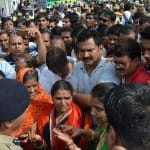 आयुष के परिजनों से समझाइश का प्रयास करते पुलिस के आला अधिकारी