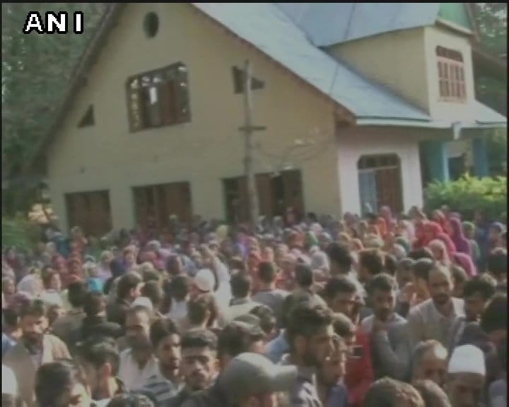 thousands gathered to pay tribute to martyr in kashmir