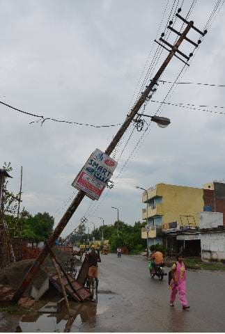 खंबों में टक्कर मारकर भागे ट्रक को खोजती रही पुलिस