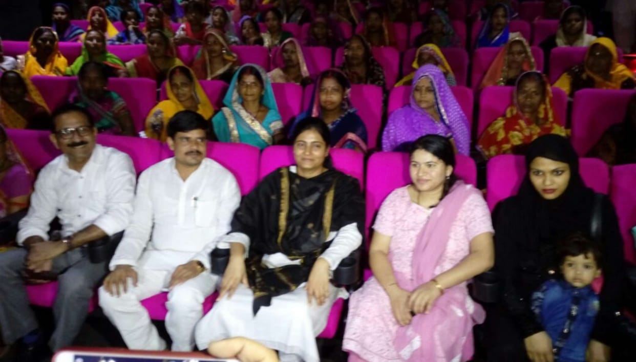Anupriya Patel watched film toilet ek prem katha with cleaners
