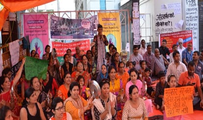 woman buyers express disappointment via song to mahesh sharma against amrapali builders