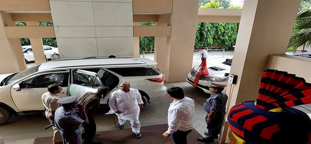 Modi ministers son provide hospitality to lalu yadavs ministers