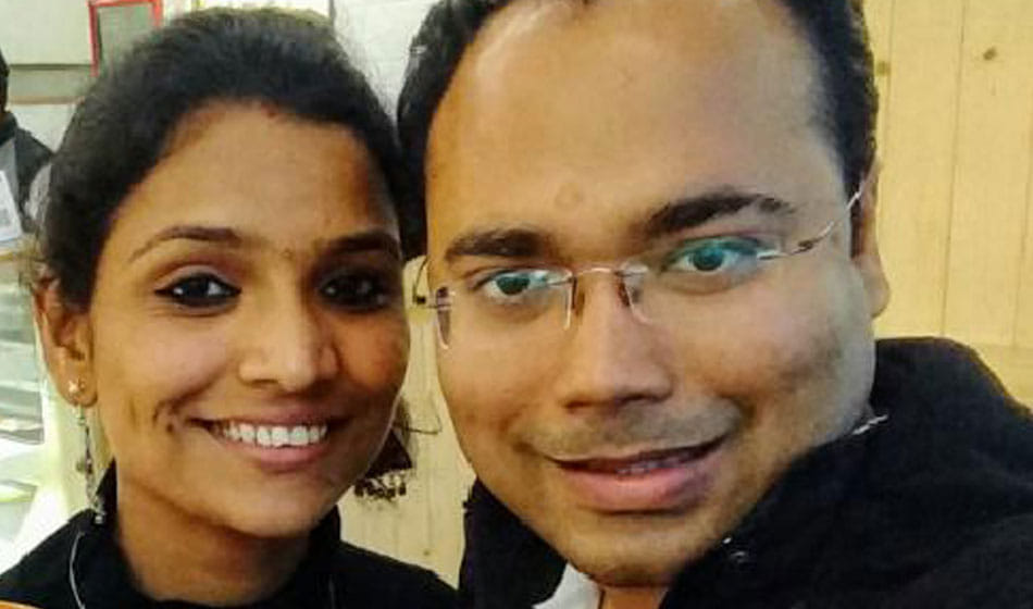 police man asked bribe to wife husband staying in car on high way in noida