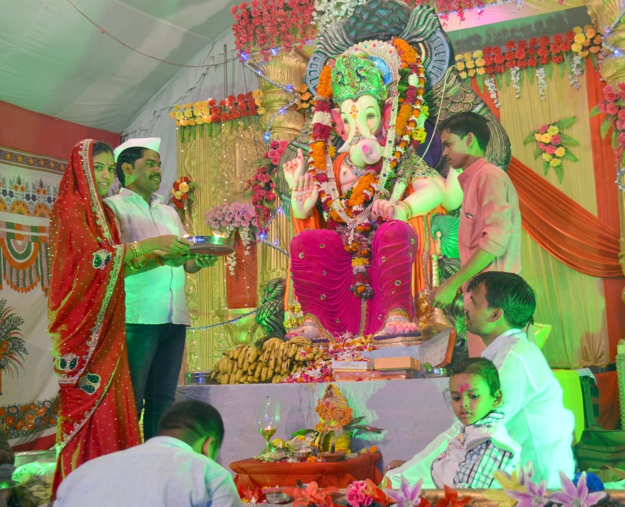 Khanna visits Ganpati Darbar