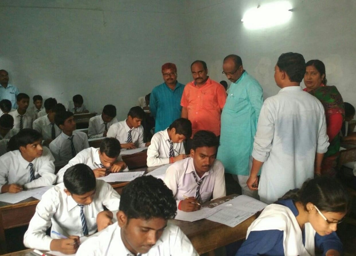 सामान्य ज्ञान परीक्षा में शामिल हुए लोग