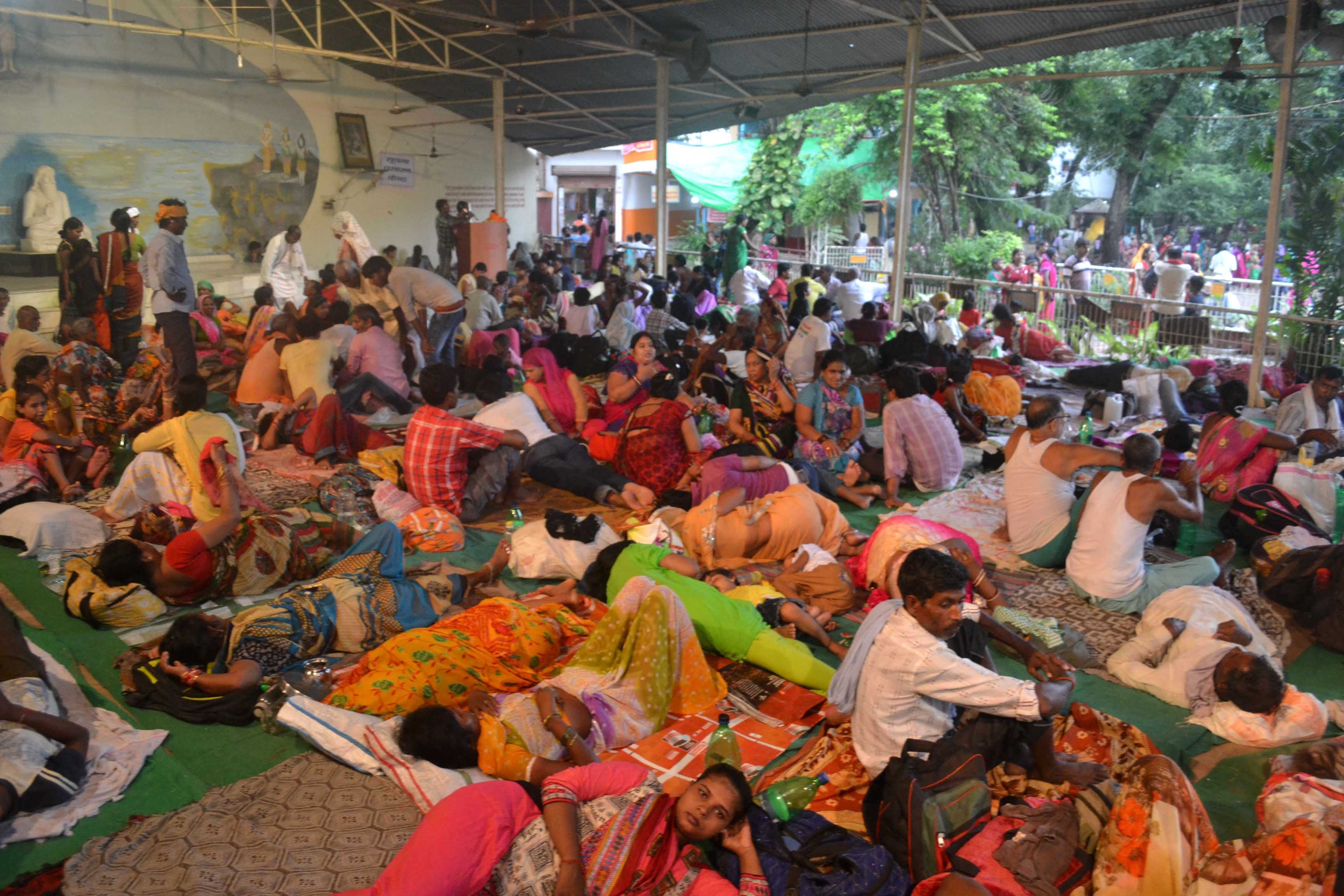 Varanasi couples bath in Lolark Kund for son, three KM long line 