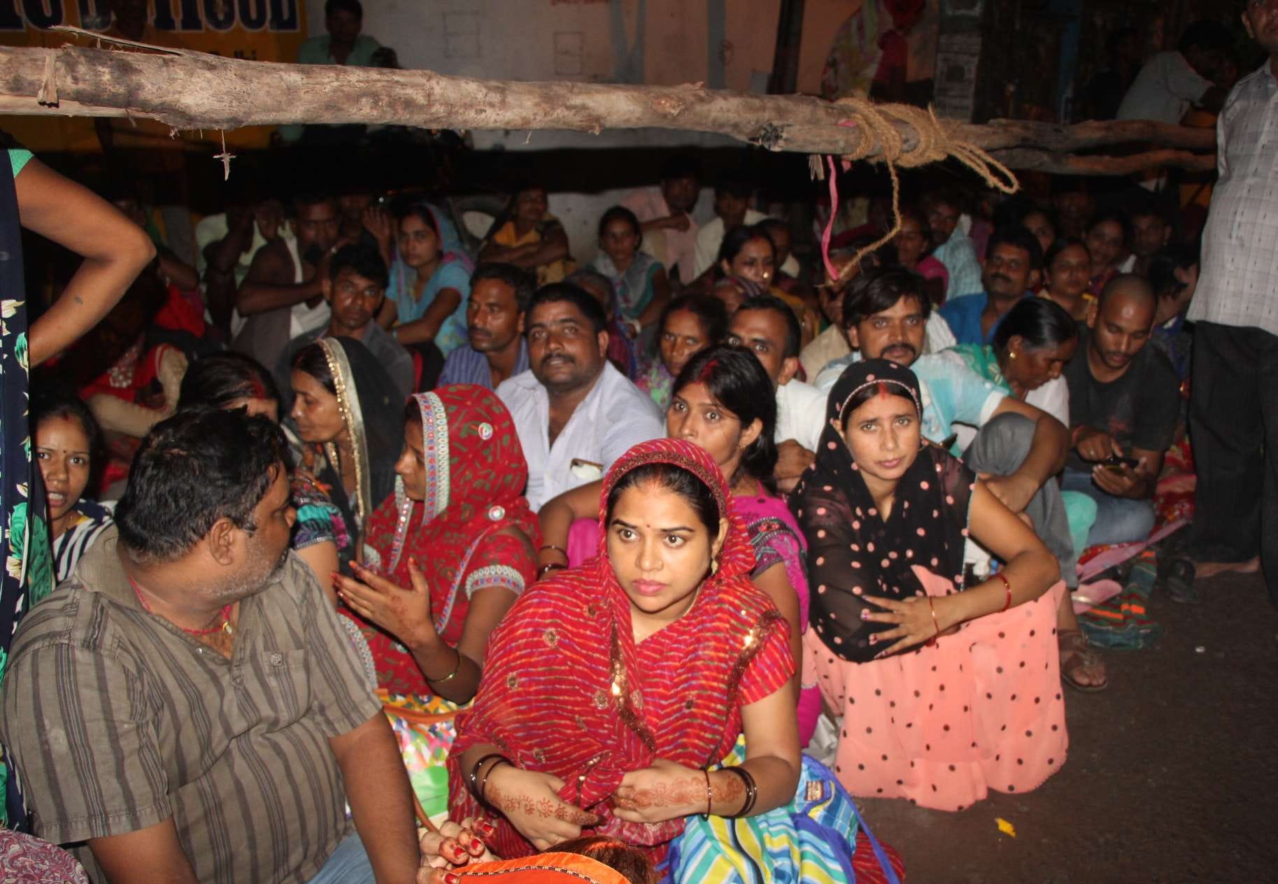 Varanasi couples bath in Lolark Kund for son, three KM long line 
