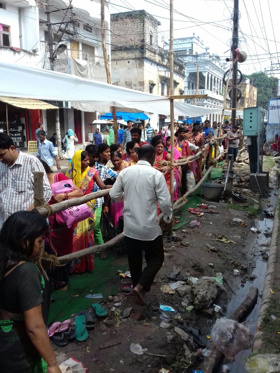 Varanasi couples bath in Lolark Kund for son, three KM long line 