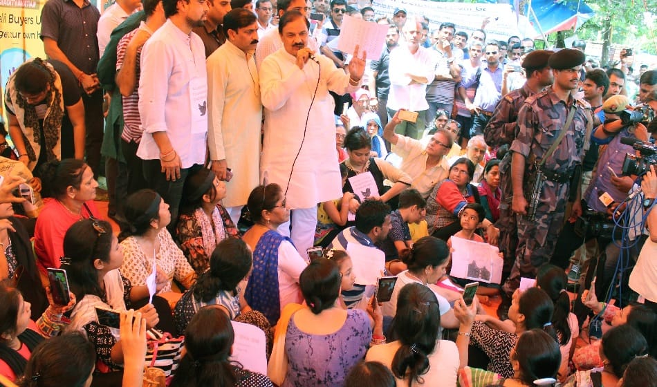 woman buyers express disappointment via song to mahesh sharma against amrapali builders