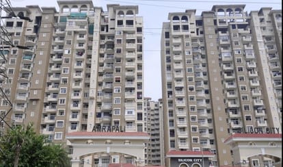 woman buyers express disappointment via song to mahesh sharma against amrapali builders