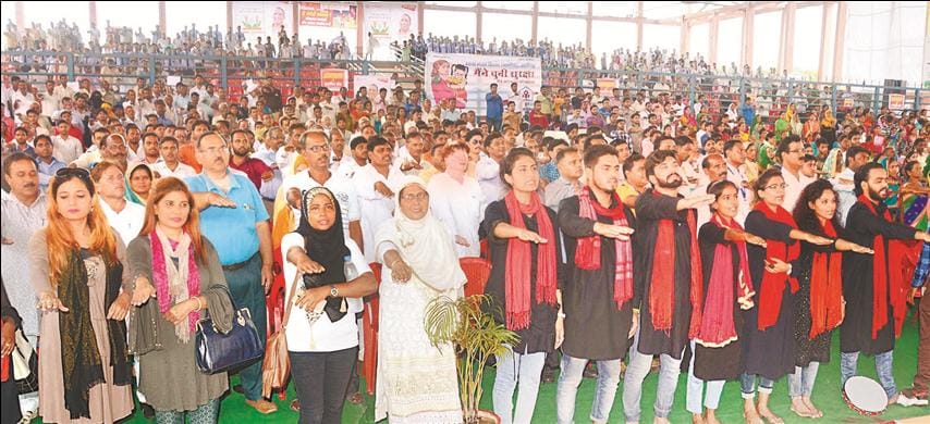 बुजुर्गों ने तोड़ा हुक्का नौजवानों ने फेंके गुटके के  पाउच