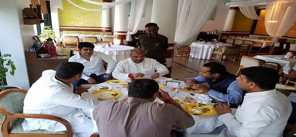 Modi ministers son provide hospitality to lalu yadavs ministers