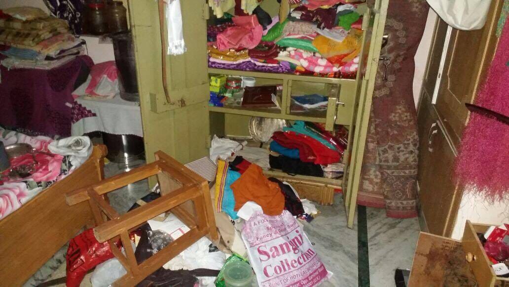 family went hospital, thief looted money