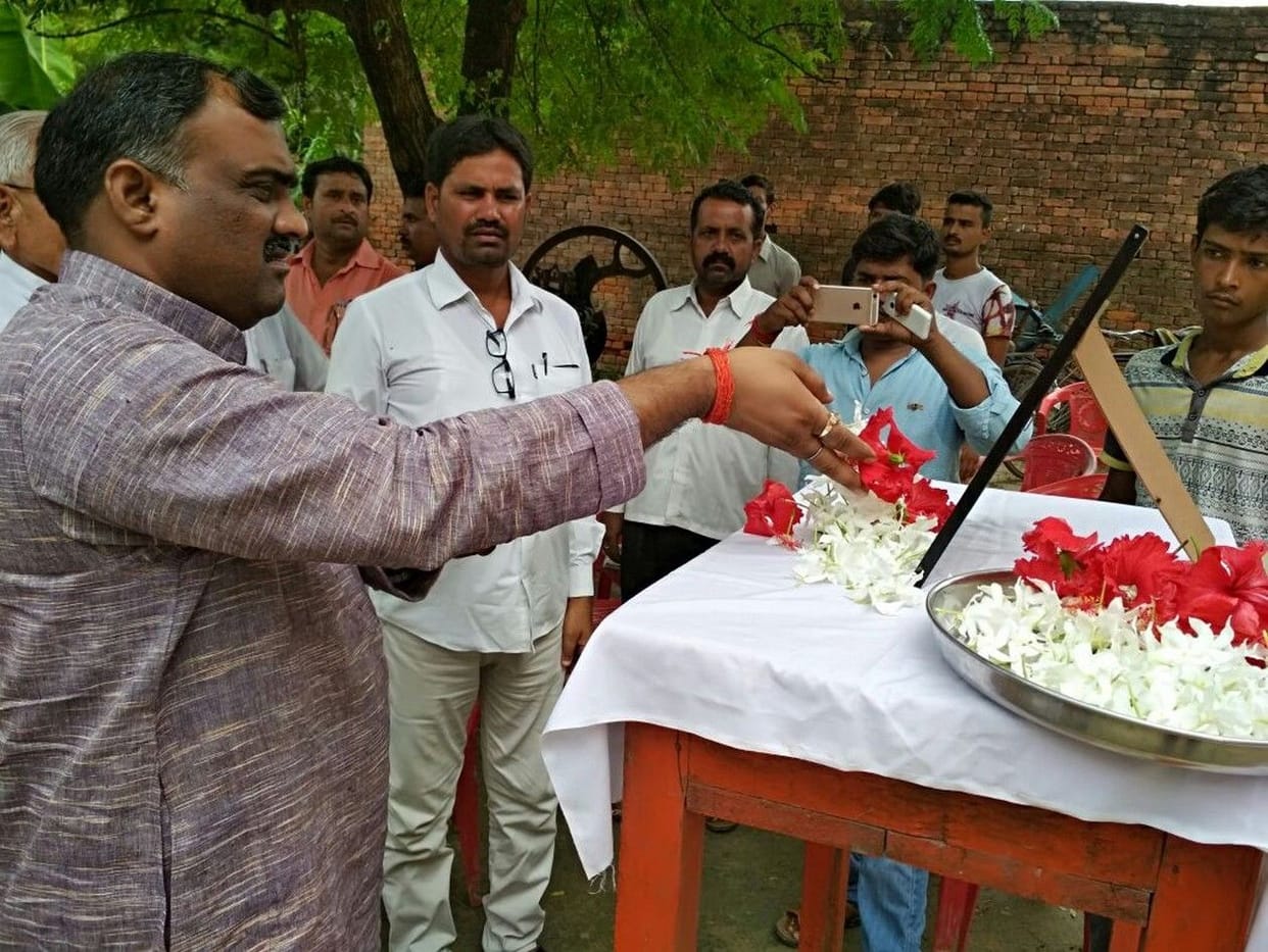 शहीद के गांव पहुंचे मंत्री, विधायक