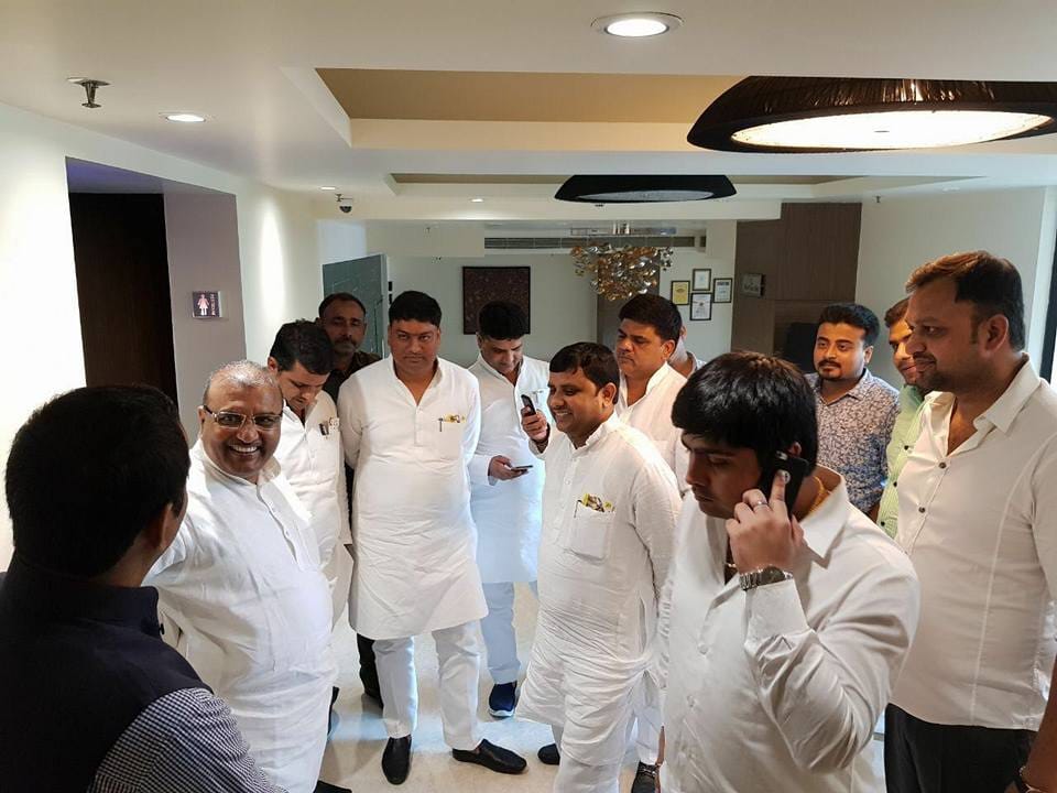 Modi ministers son provide hospitality to lalu yadavs ministers