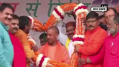 Cm adityanath met patients of deen dayal upadhyaye hospital in varanasi