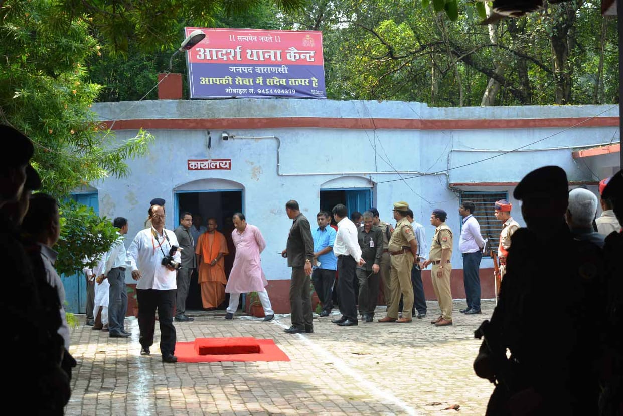 see the photos of yogi adityanath when he reach cantt police station