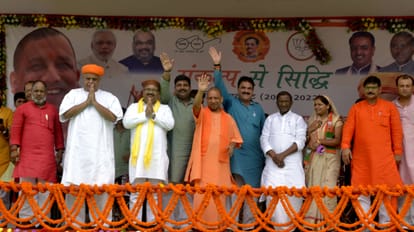 yogi adityanath give and take oath of new india in rain at varanasi