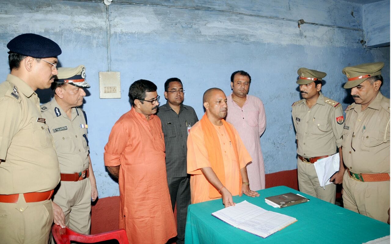 see the photos of yogi adityanath when he reach cantt police station