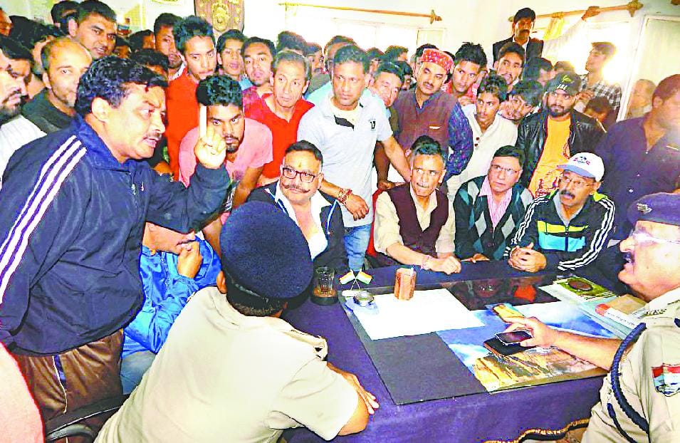 BJP leaders now beaten traders, commotion