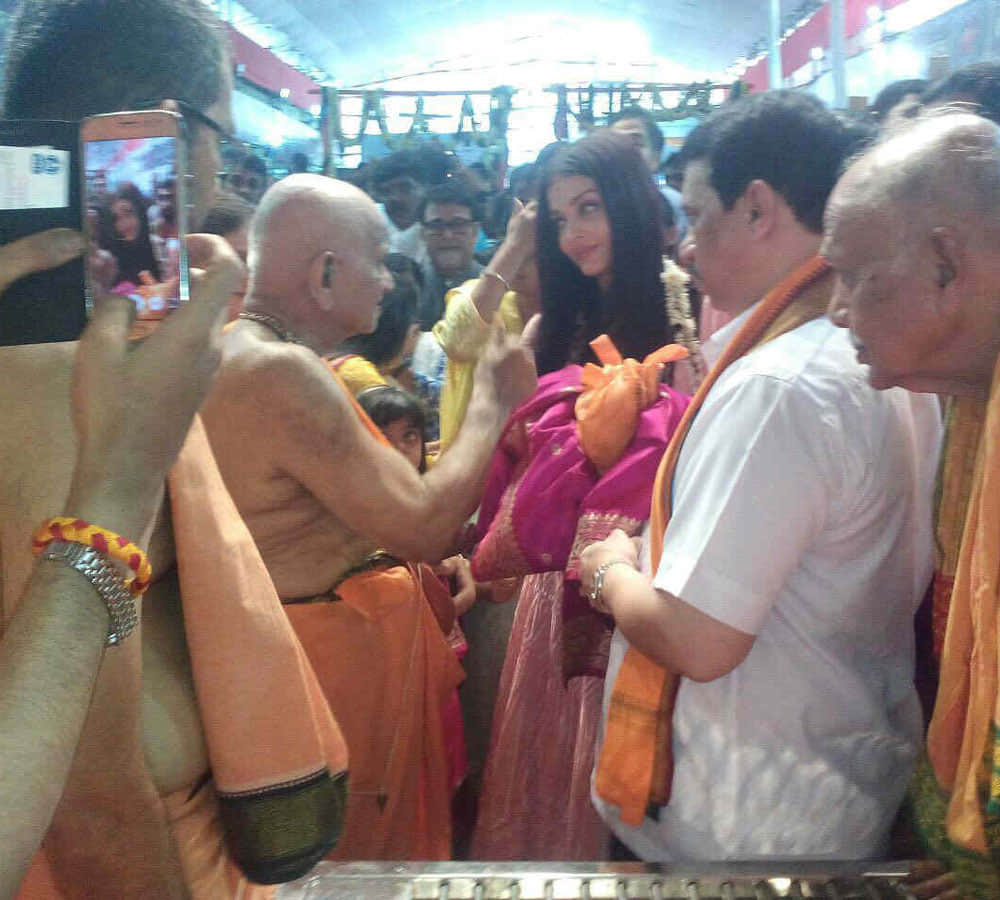 Aishwarya Rai Bachchan whisks away daughter Aaradhya for Ganpati Darshan in the city