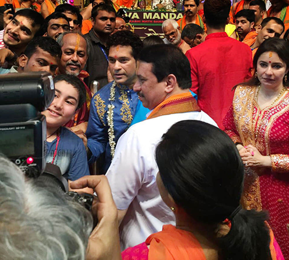Aishwarya Rai Bachchan whisks away daughter Aaradhya for Ganpati Darshan in the city