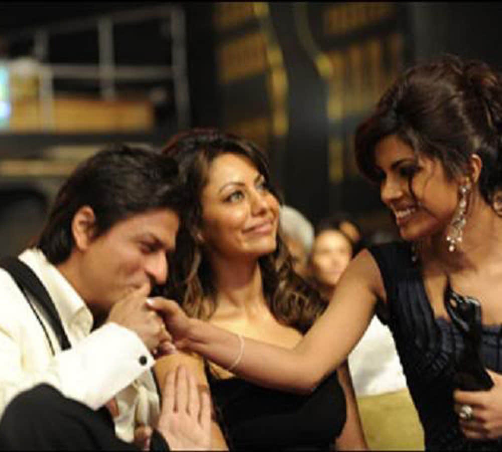 Shahrukh Khan IGNORED Priyanka Chopra At The Ambani Bash 