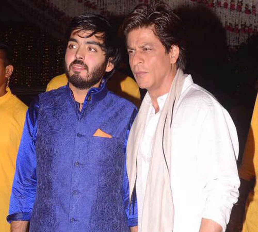 Shahrukh Khan IGNORED Priyanka Chopra At The Ambani Bash 
