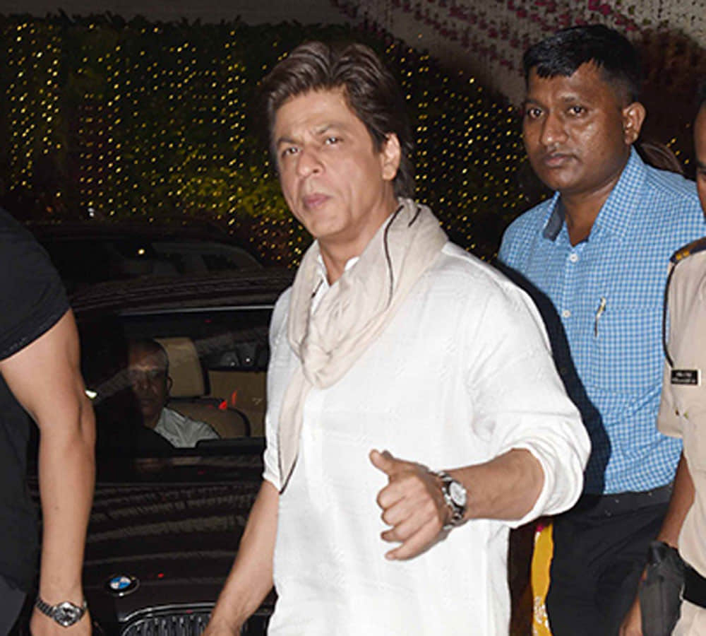 Shahrukh Khan IGNORED Priyanka Chopra At The Ambani Bash 