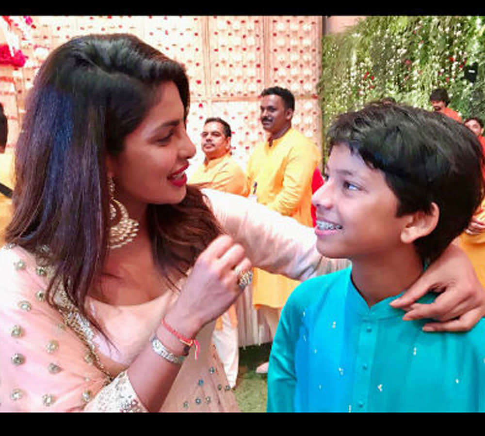 Shahrukh Khan IGNORED Priyanka Chopra At The Ambani Bash 