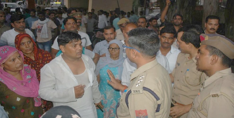 BJP leader and BSP corporator Bhide, knock at home