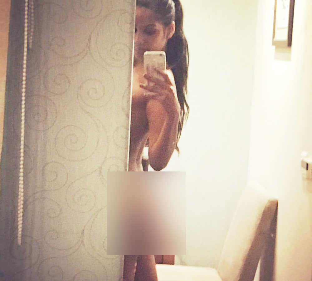 Poonam Pandey poses TOPLESS morning selfie viral on social media