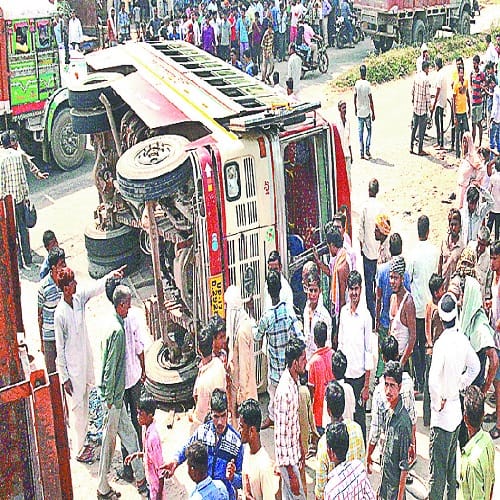 A mini bus filled with passengers turned upside down, see photos